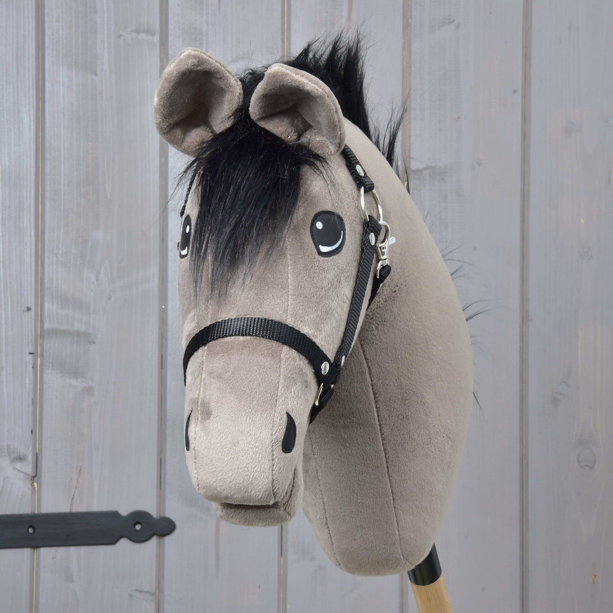Hobby Horse Thor set forfra med luftig sort pandelok mellem gråbrune ører og sort grime