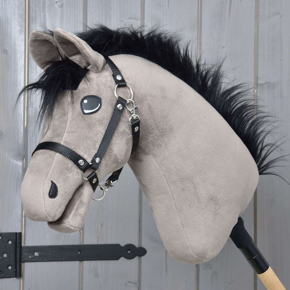 Hobby Horse Thor med sort grime fra LarDen, en gråbrun kæphest af plys med luftig sort manke og pandelok