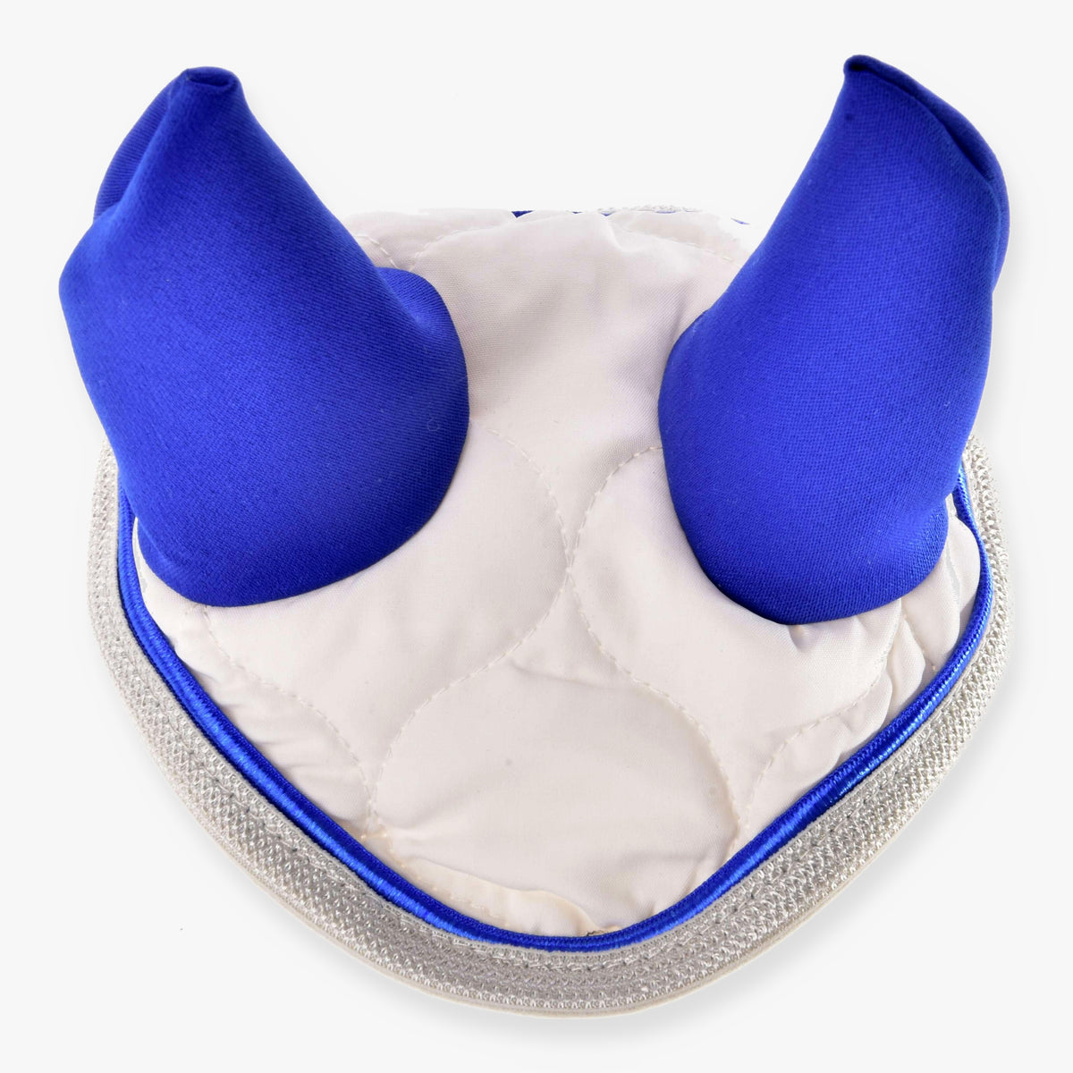 Hobby Horse ørenet Cream Pearl fra LarDen, cremefarvet quiltet stof med kongeblå ører, blå paspoil og glitrende sølvkant