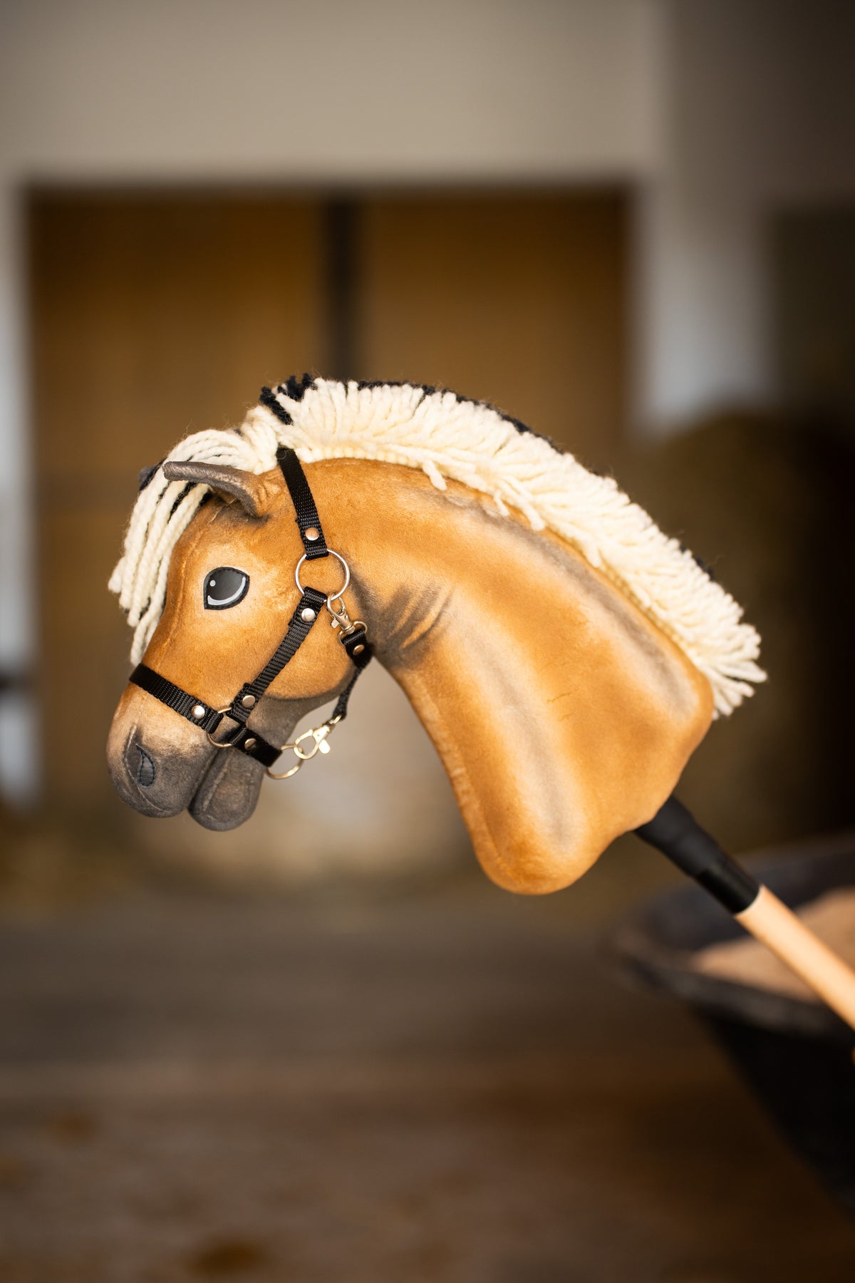Hobby Horse Colby with black Halter shown in profile with a cream yarn mane and silver halter fittings