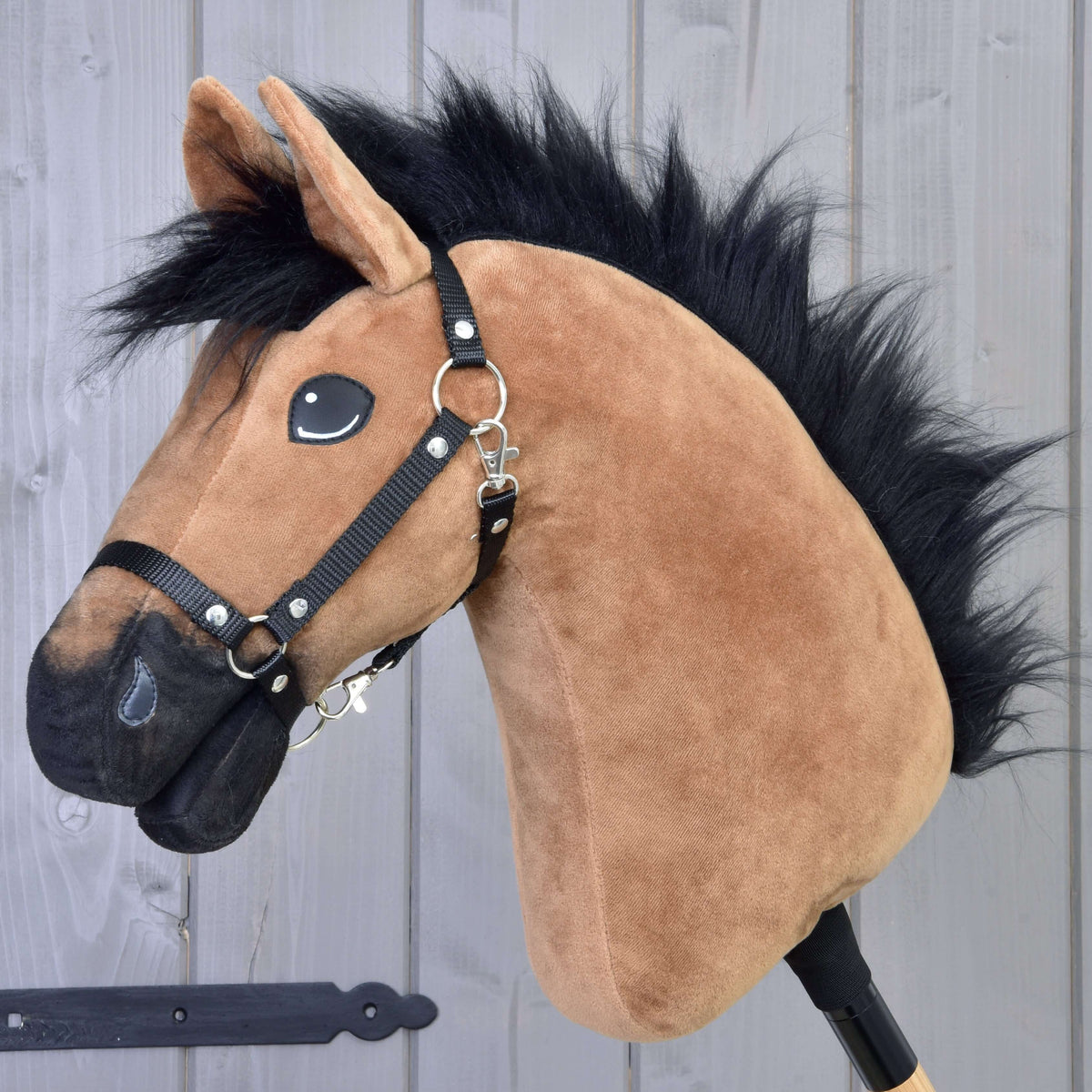 Hobby Horse Cookie med sort grime fra LarDen, en lysebrun kæphest i plys med pjusket sort manke af pels og sort mule
