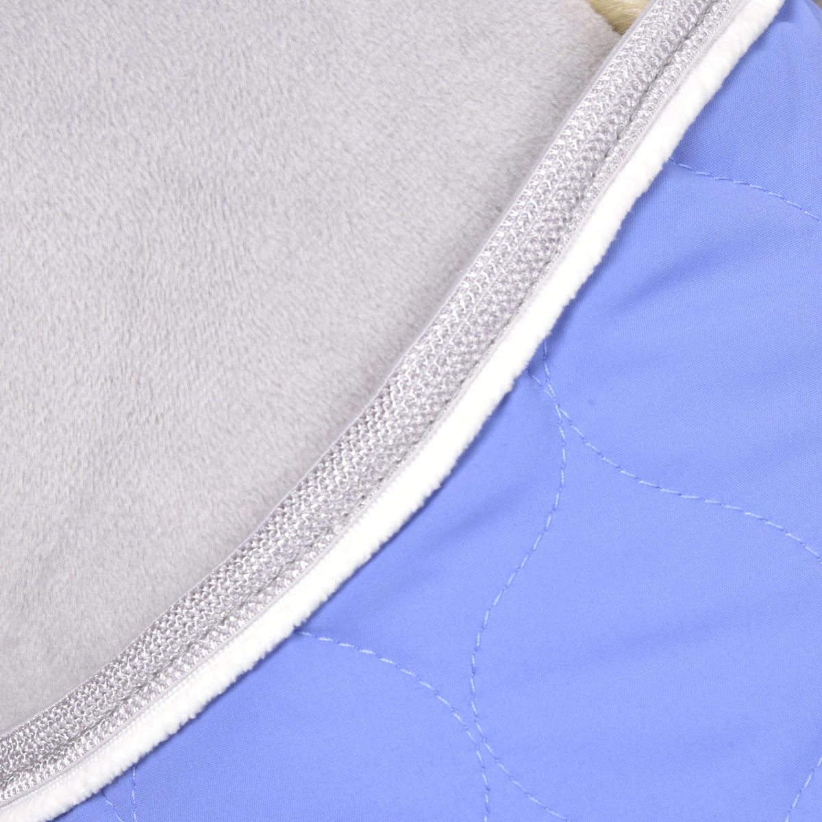 Close-up of the Blanket Light Violett neckline: silver grey braided binding and white piping on light violet quilting