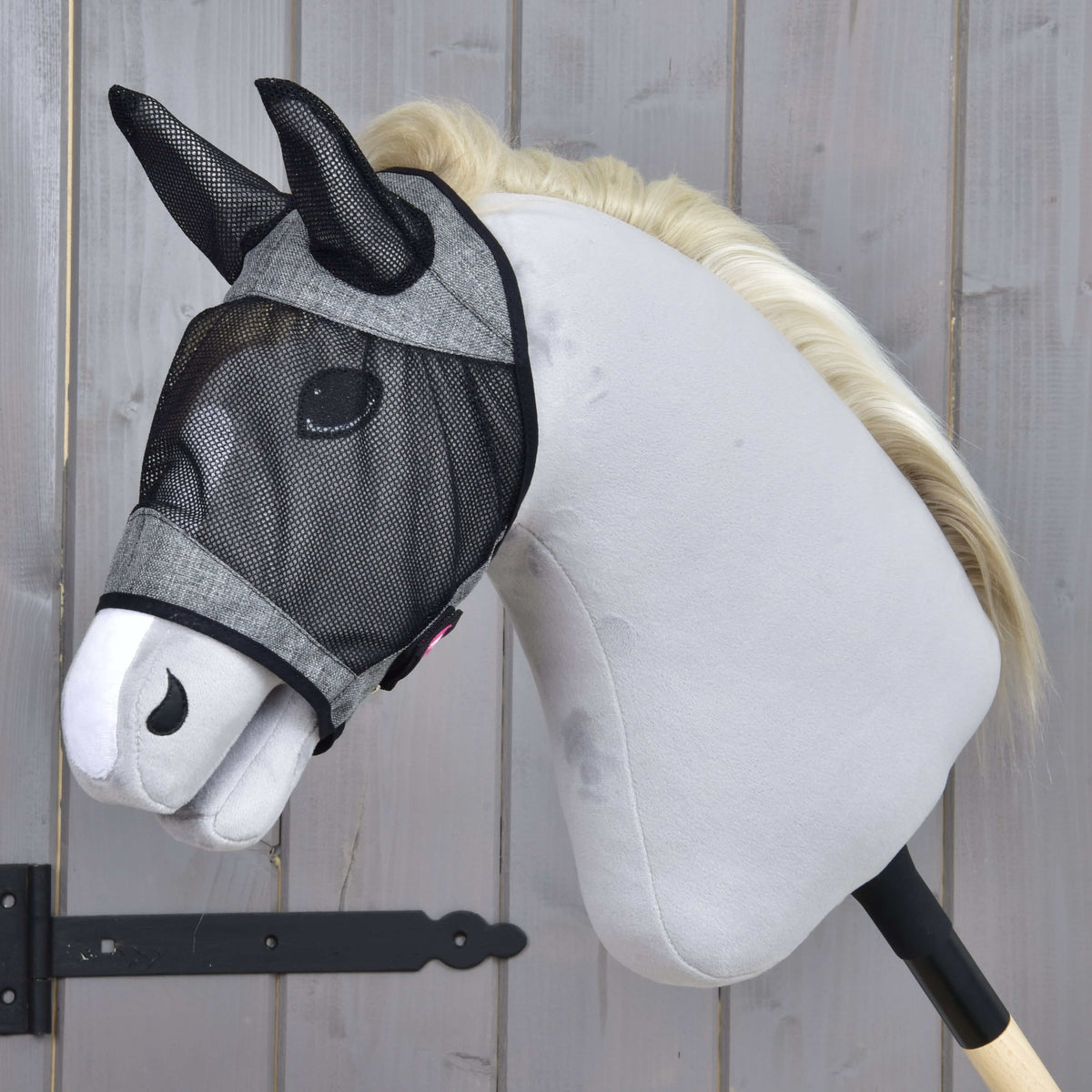 Hobby Horse fluemaske De Luxe lysegrå fra LarDen med sort net over øjne og ører på en lysegrå kæphest
