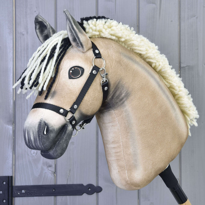 Hobby Horse Ozzy med sort grime fra LarDen, en blakket kæphest af plys med kort cremefarvet manke med sort kant og mørk mule