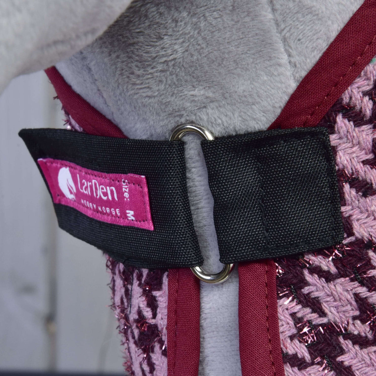 Close-up of the Set Harmony Elsa dog harness by Hobby Horse LarDen, featuring maroon and pink woven fabric, a black strap with metal ring, and a pink LarDen M label, designed with sturdy horse halter style.