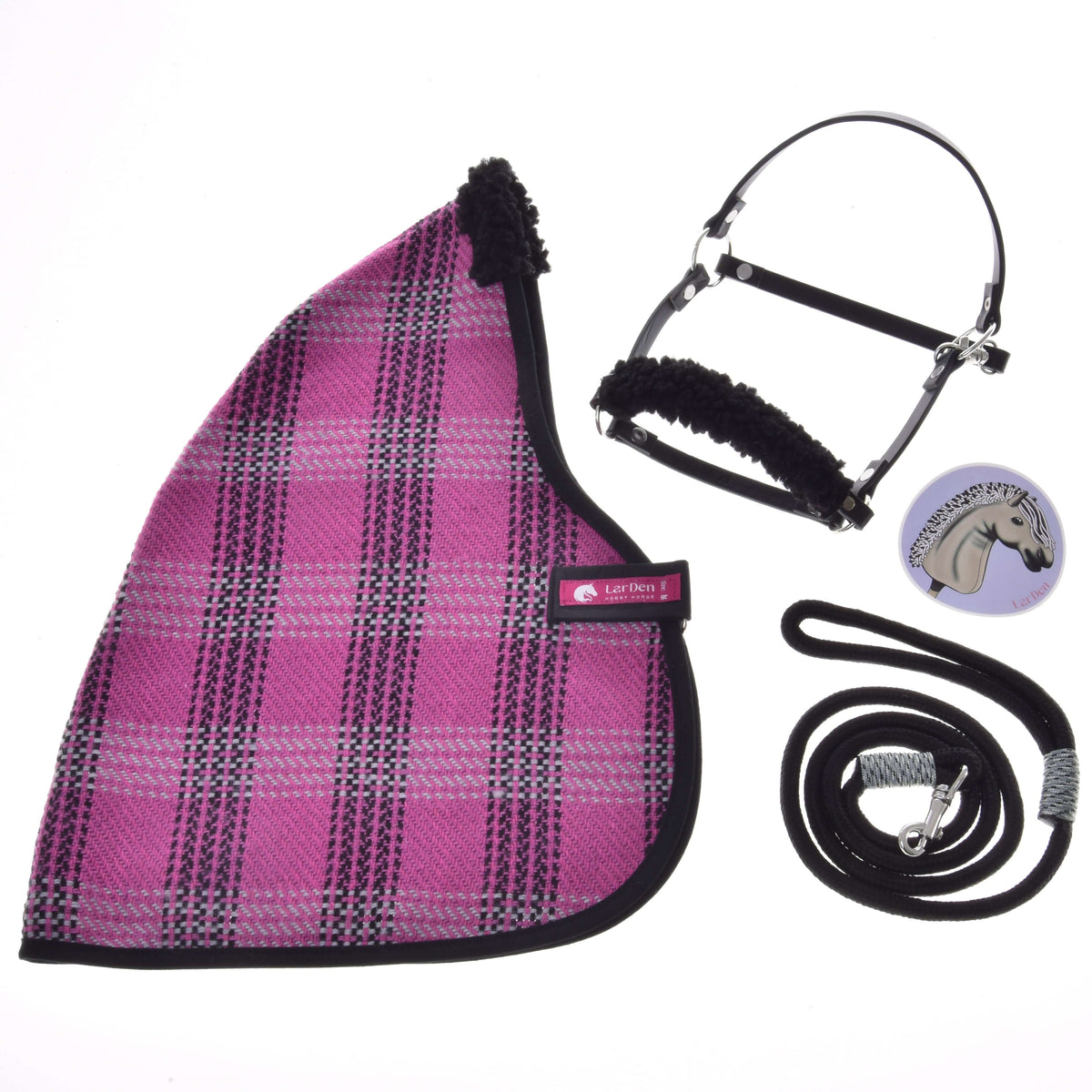 The Hobby Horse LarDen Set Harmony Pink includes a pink and black plaid stable blanket, black halter with fuzzy lining, matching lead rope, and a horse badge—ideal for any Hobby Horse fan.