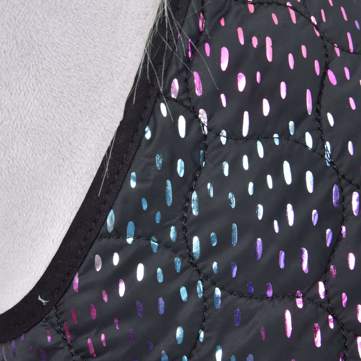 Close-up of Set Dreamy by Hobby Horse LarDen: quilted black fabric with shiny pink, purple, and blue oval dots, bordered in black—ideal for hobby horse blankets or decorations.