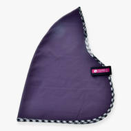 The Stable blanket Dahlia by Hobby Horse LarDen is a purple, curved PES blanket with black-and-white checkered trim and a Lär Dich! horse icon label, shown flat on a white background.