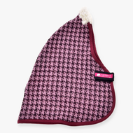 The Stable Blanket Winter Magic by Hobby Horse LarDen is a triangular pink and maroon houndstooth-patterned PES blanket with maroon trim, a white top loop, and a pink LickiMat label.