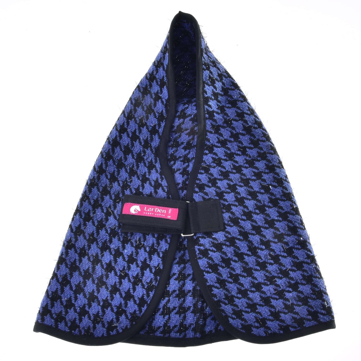 A blue and black houndstooth-patterned triangular Stable Blanket Blue by Hobby Horse LarDen, with black trim and a pink Lat Den label—ideal as a stylish blanket for your hobby horse.