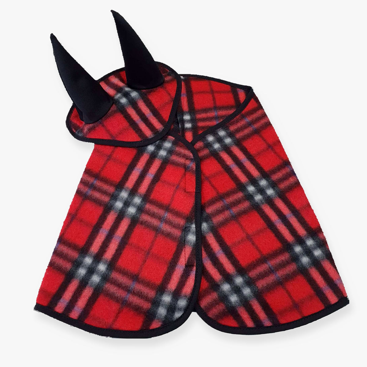 The Set checkered red fleece (Ear bonnet + blanket) in size M from Hobby Horse LarDen features a red and black plaid design with black trim and two tall black horns, displayed flat on a white background.