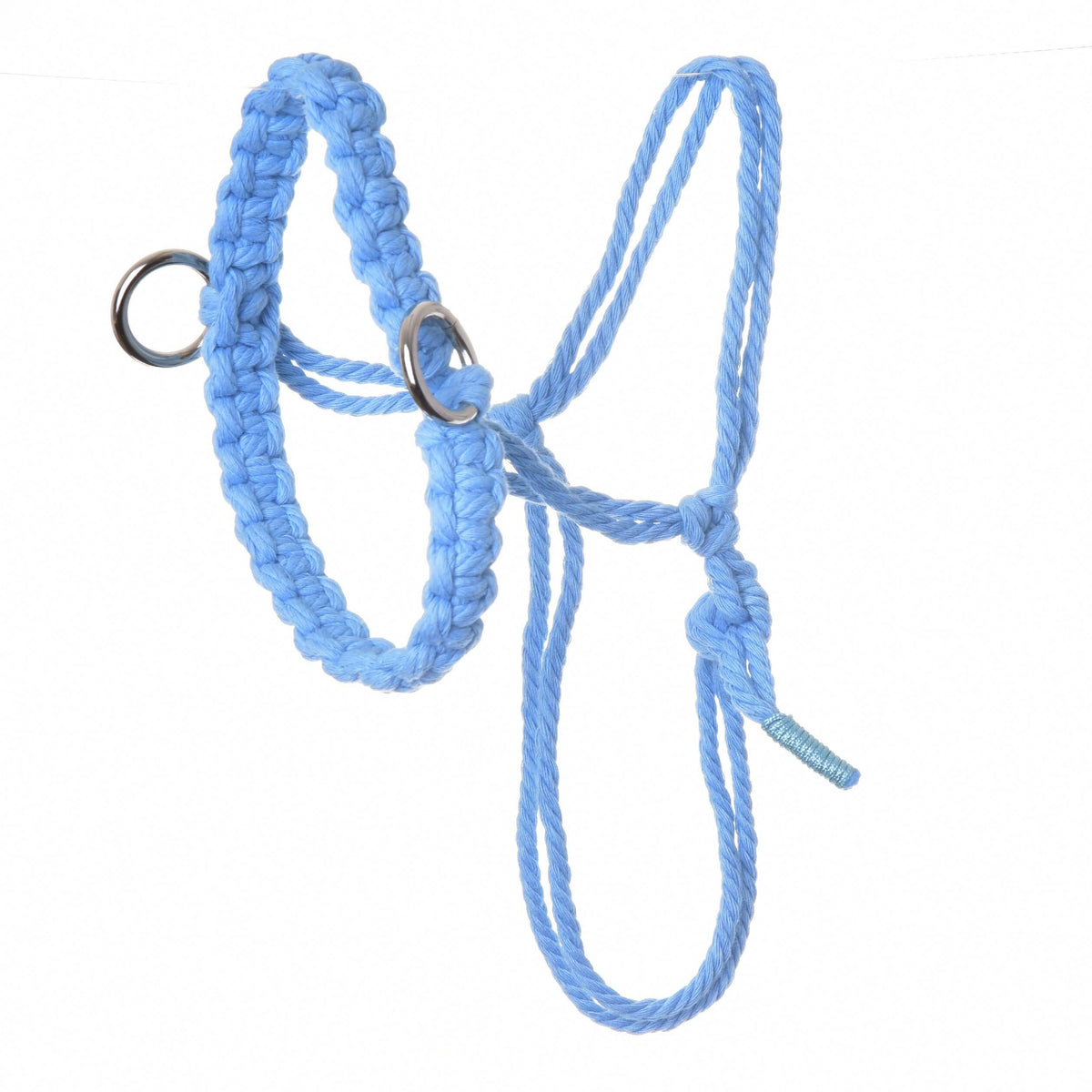 Lyseblå rebgrime af bomuld med knyttet næsebånd i makramé og sølvfarvede ringe fra Hobby Horse rebsæt Cotton Blue