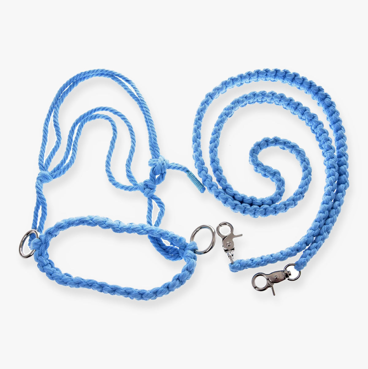 Hobby Horse rebsæt Cotton Blue fra LarDen, lyseblå rebgrime af bomuld med makramé-næsebånd og flettede tøjler