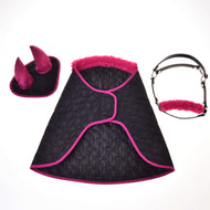 The Hobby Horse LarDen Set Thermo Pinkie includes a black and pink quilted blanket, matching ear bonnet, and a black halter with pink fleece—stylish accessories shown on a white background.