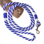 The Hobby Horse LarDen "Hobby Horse - Lead rope stripe blue" is a blue and white striped lead rope with a metal clip, wrapped around a wooden stick, shown on a white background.